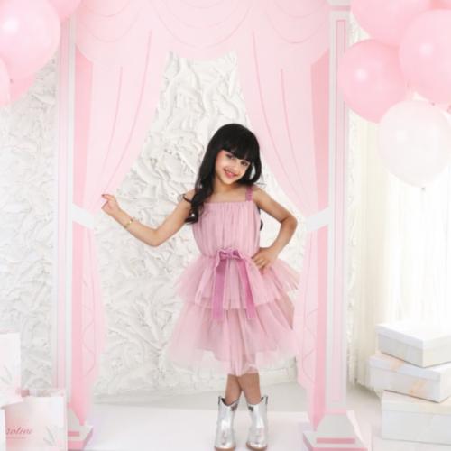 قطعتين من التُل الوردي و فيونكه مخمل