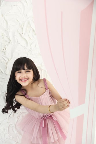 قطعتين من التُل الوردي و فيونكه مخمل