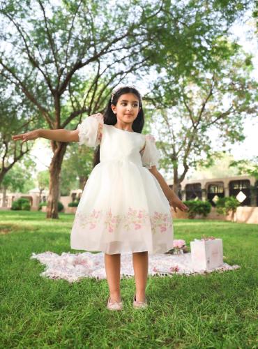 فستان جازار ابيض باطراف ورود