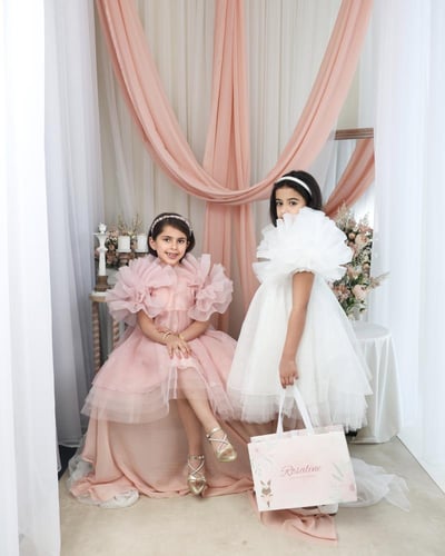 فستان خربزي بطبقات من التُل و أكمام كشكش