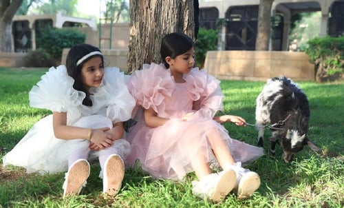 فستان اوف وايت بطبقات من التُل و أكمام كشكش