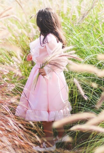 فستان وردي باكمام طويله و اطراف دانتيل