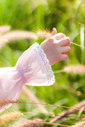 فستان وردي باكمام طويله و اطراف دانتيل