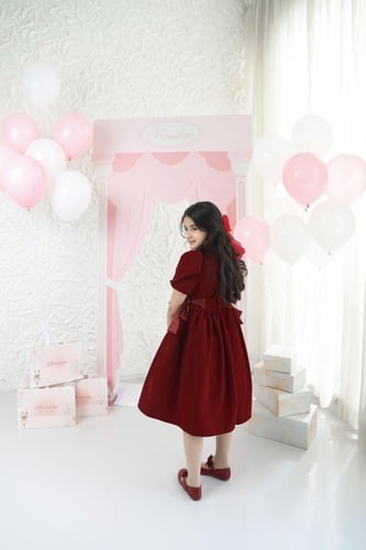 فستان مخمل بربطات على الخصر