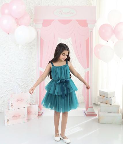 قطعتين من التُل الاخضر و فيونكه مخمل