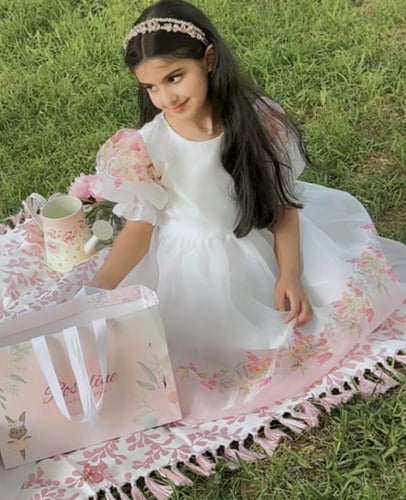 فستان جازار ابيض باطراف ورود