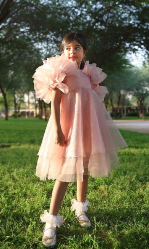 فستان خربزي بطبقات من التُل و أكمام كشكش