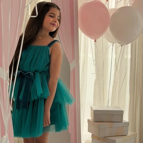 قطعتين من التُل الاخضر و فيونكه مخمل