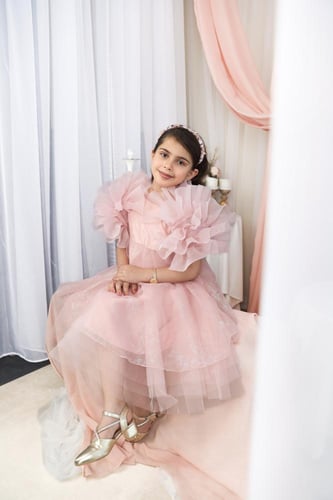 فستان خربزي بطبقات من التُل و أكمام كشكش