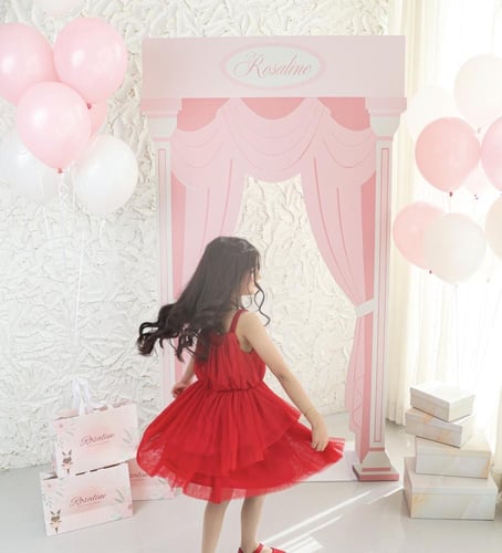 قطعتين من التُل الاحمر و فيونكه مخمل