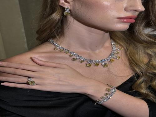 طقم زركون باللون الفضي والأصفر بدقة الألماس