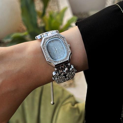 ساعة نسائية سهرة باللون الفضي