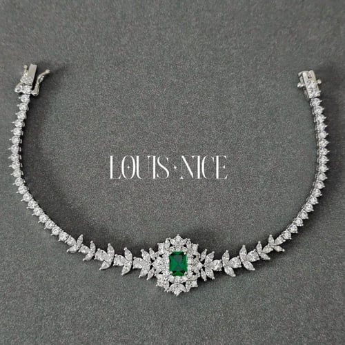 طقم زركون باللون الفضي والاخضر بدقة الألماس