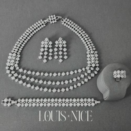 طقم زركون فضي بدقة الالماس