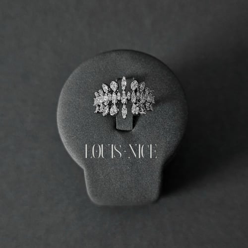 طقم زركون فضي بدقة الالماس