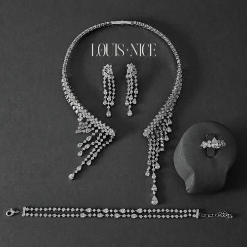 طقم زركون فضي بدقة الألماس