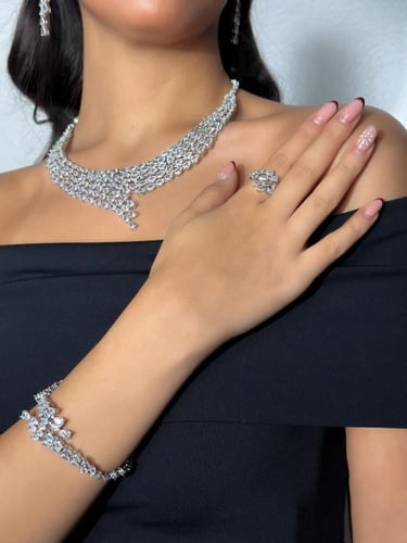 طقم زركون فضي طبقات بدقة الألماس