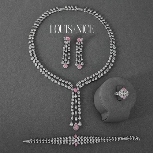 طقم زركون باللون الفضي والوردي