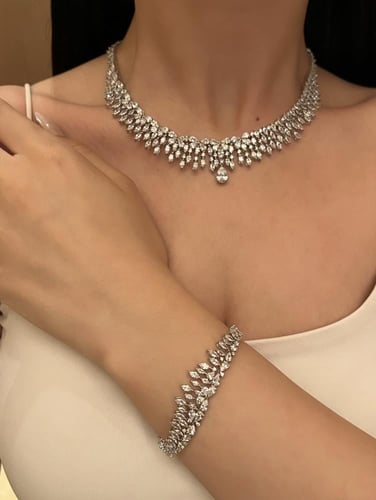 طقم زركون فضي بدقة الالماس