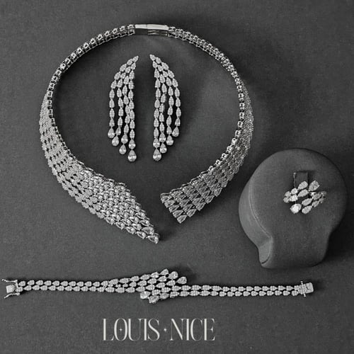 طقم زركون فضي متعدد الالوان بدقة الألماس