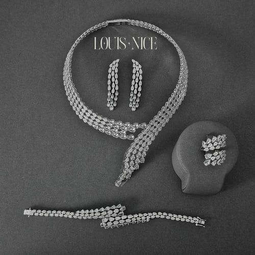 طقم زركون فضي بدقة الألماس