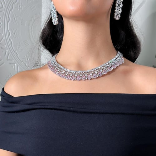 طقم زركون باللون الفضي والوردي مزين بقطرات الألماس