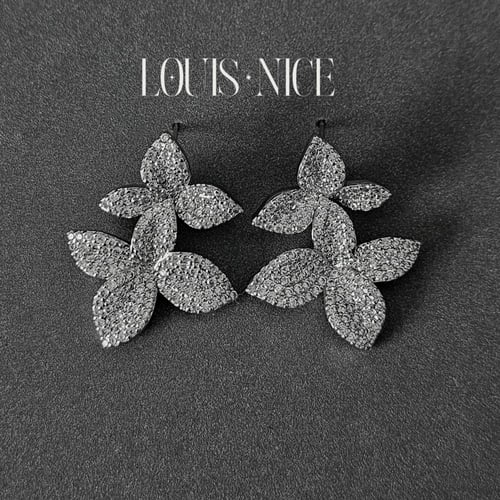 طقم زركون فضي بدقة الألماس