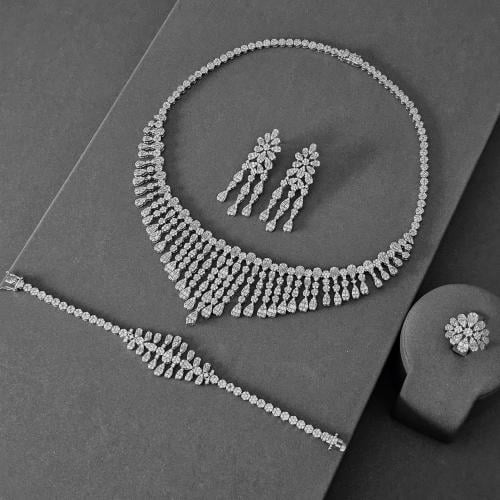 طقم زركون فضي بدقة الألماس