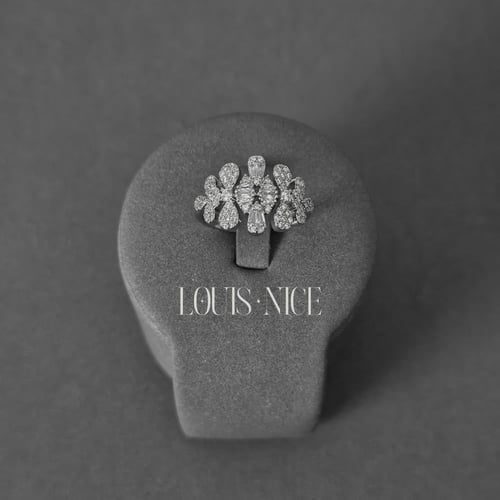 طقم زركون فضي بدقة الألماس