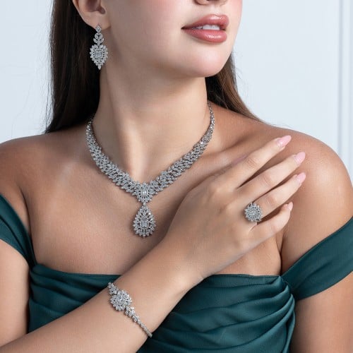 طقم زركون فضي بتصميم ملكي