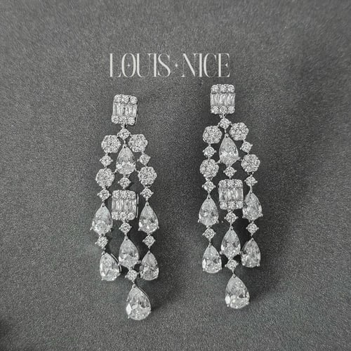 طقم زركون فضي بدقة الألماس