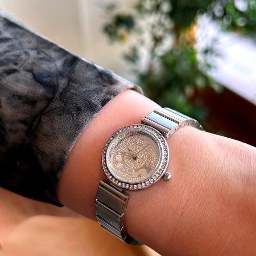 ساعة تعزز هويتك بميناء مزين بالهللات باللون الفضي