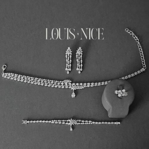 طقم زركون فضي بدقة الألماس