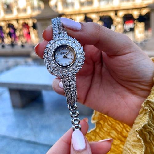 ساعة نسائية فاخرة بفصوص الزركون اللامعة