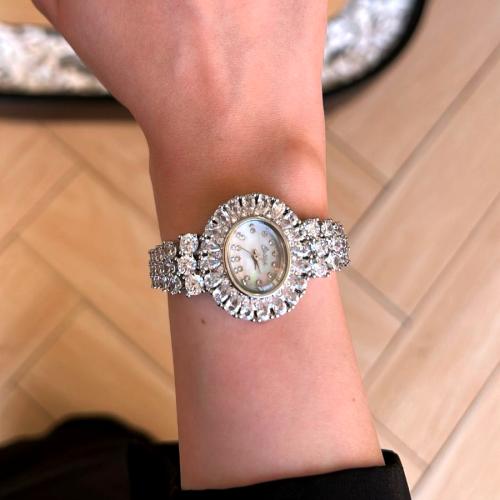 ساعة نسائية زركون باللون الفضي