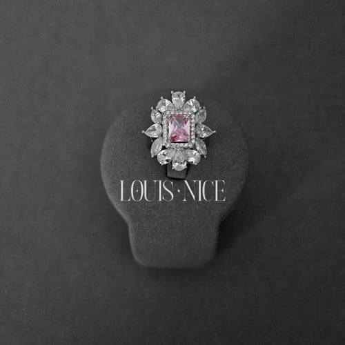 طقم زركون باللون الفضي والوردي بدقة الألماس