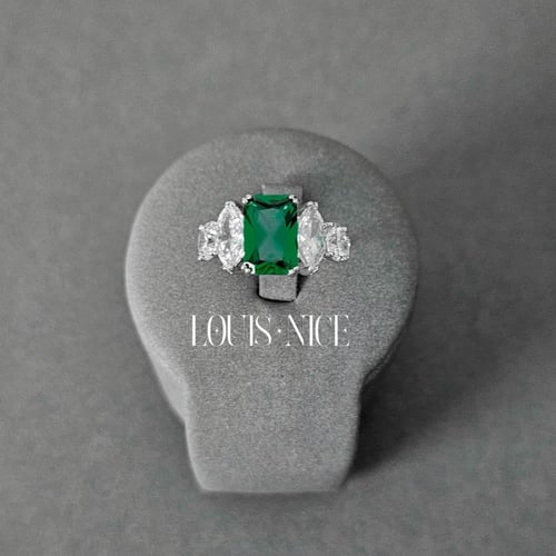 طقم زركون باللون الفضي والاخضر بدقة الألماس