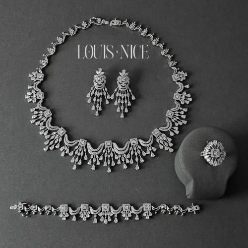 طقم زركون فضي بدقة الألماس