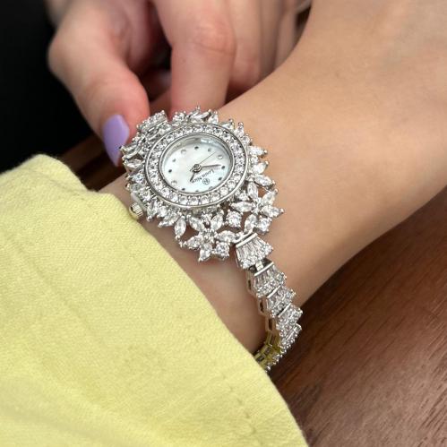 ساعة نسائية زركون باللون الفضي