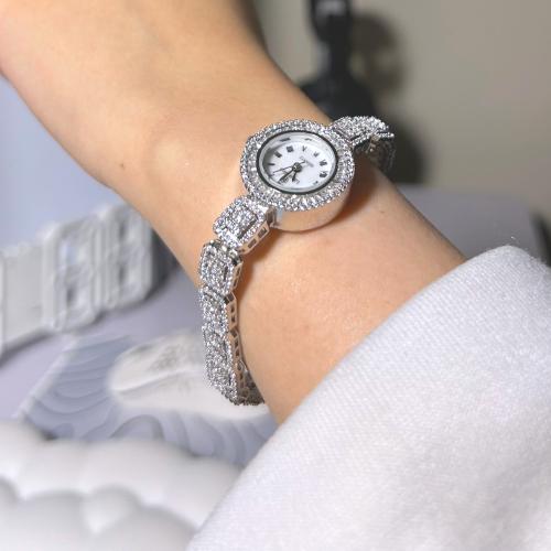 ساعة نسائية زركون باللون الفضي