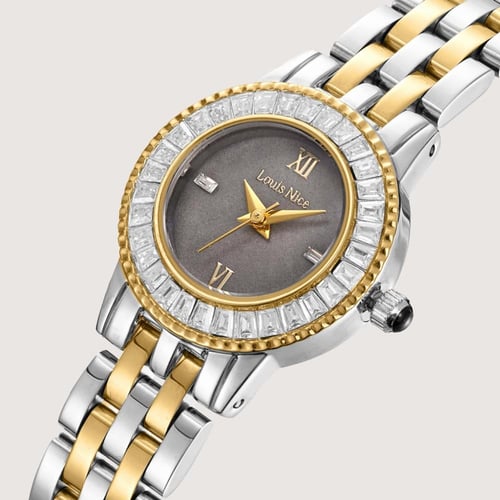 ساعة نسائية بإطار لامع