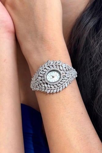 ساعة فضية دقة الماس