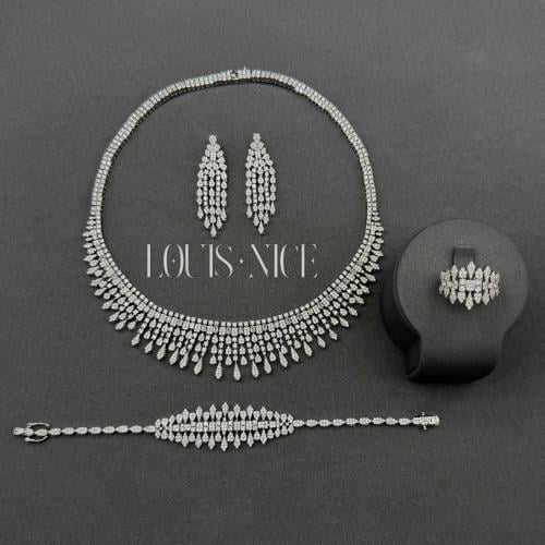 طقم زركون فضي بدقة الألماس