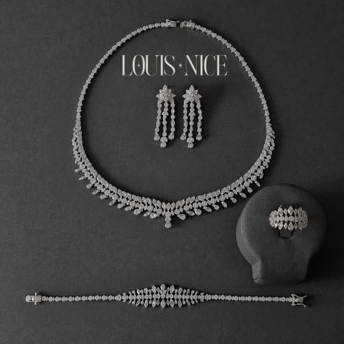 طقم زركون فضي بدقة الألماس