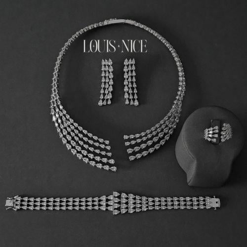 طقم زركون فضي بدقة الألماس