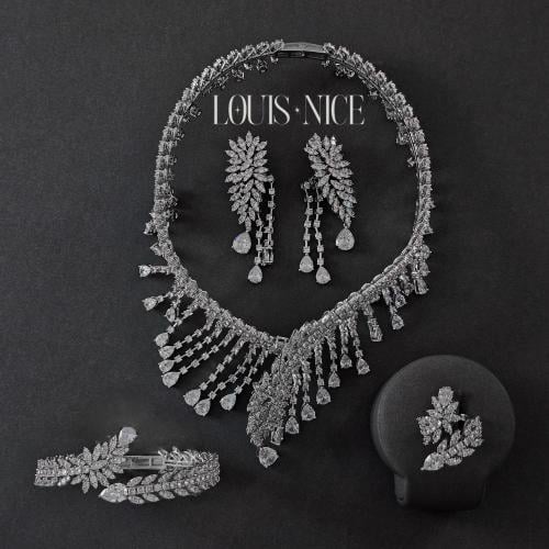 طقم زركون فضي بدقة الألماس