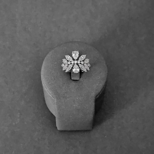 طقم زركون فضي بدقة الألماس