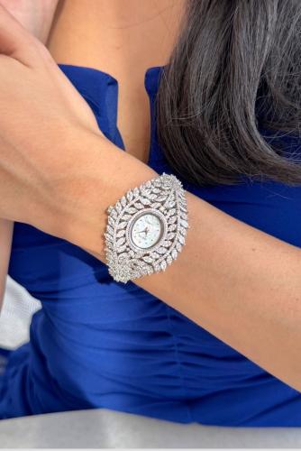 ساعة فضية دقة الماس