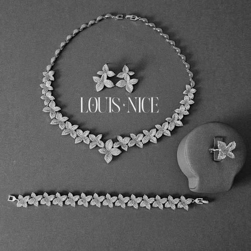 طقم زركون فضي بدقة الألماس