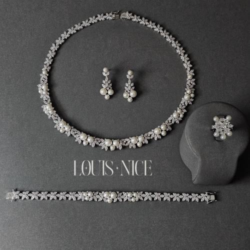 طقم زركون فضي بدقة الألماس